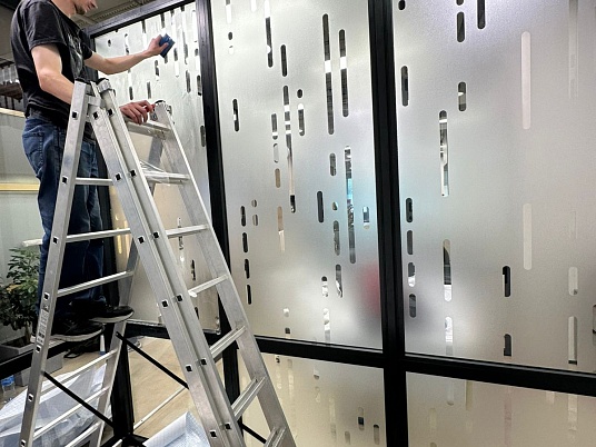 Брендирование офисных перегородок