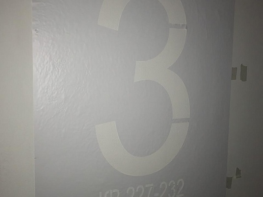 Нанесение надписи через трафарет