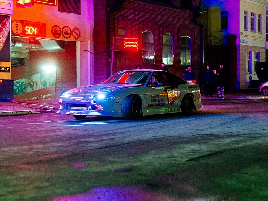 Брендирование спортивного автомобиля