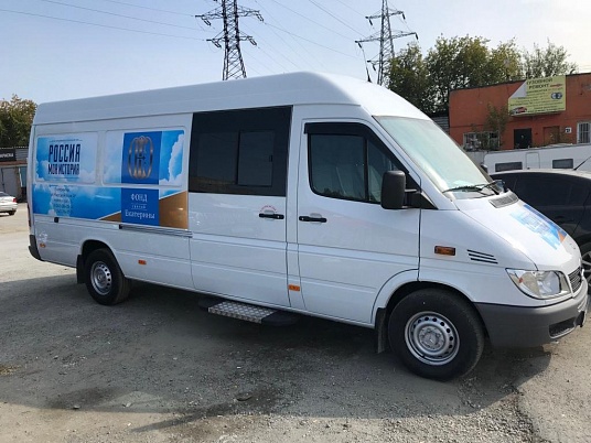 Изготовление и нанесение рекламы на автомобиль Мерседес Спринтер