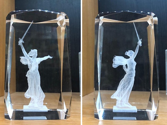 Объемная лазерная гравировка внутри стекла