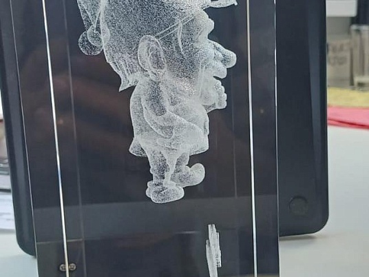 Объемная лазерная гравировка внутри стекла