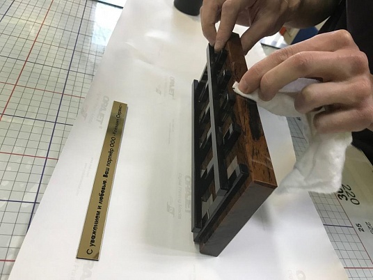 Шильды с гравировкой. Цвет серебро, золото.