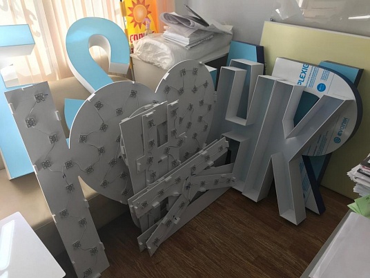 Световая вывеска "ESHAK"