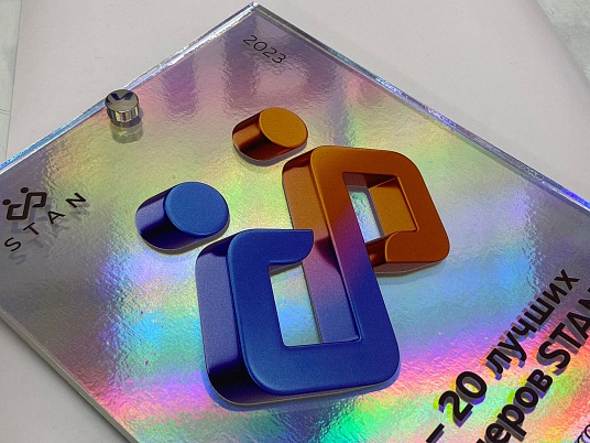 Табличка из оргстекла на дистанционных держателях