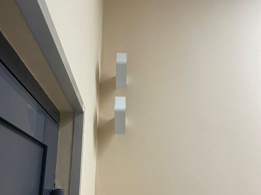 Торцевые таблички. Монтируются перпендикулярно стене.